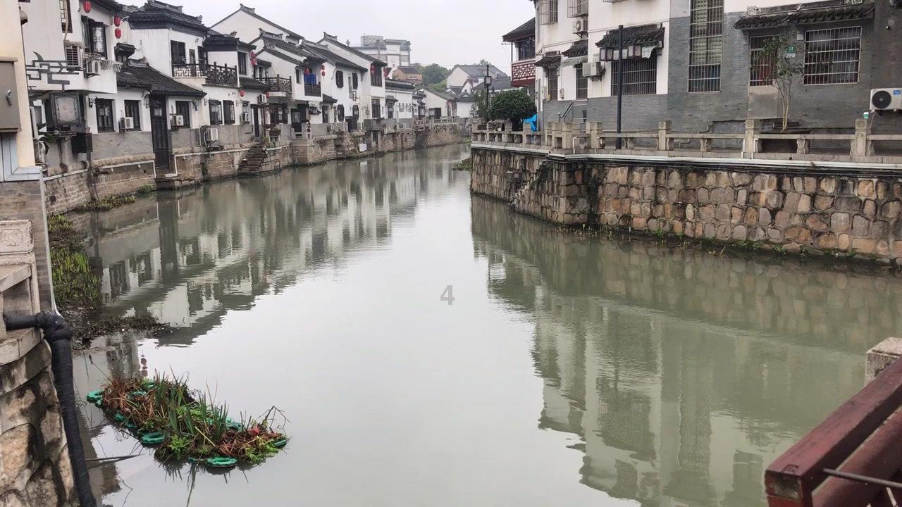 厂长官宣复出后UZI却登上热搜，厂长都复出了，距离UZI复出还会远吗？游戏画面
